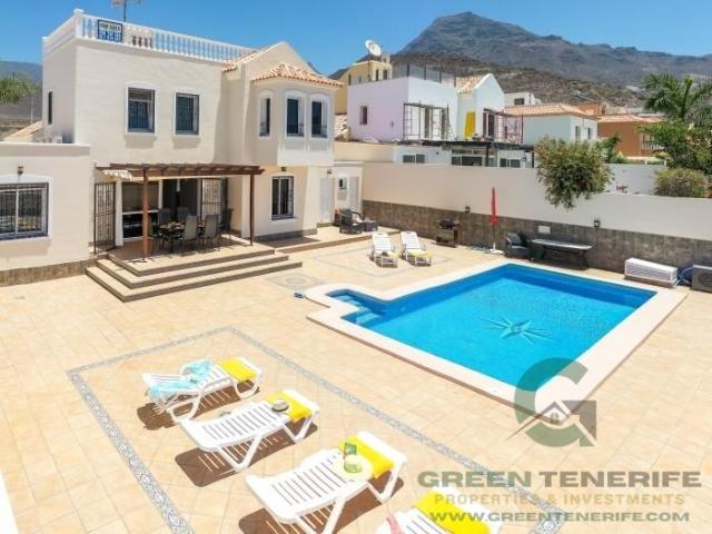 Villa de Lujo en El Madroñal con Vistas al Mar, Piscina Privada y Espacios Amplios