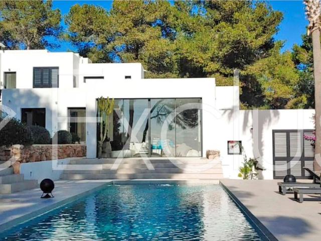 VILLA DE LUJO EN IBIZA CON OASIS EXTERIOR Y CONEXIÓN INTERIOR EXTERIOR PERFECTA