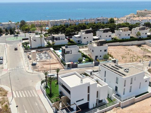 VILLA DE LUJO EN LA PLAYA&amp 13 &amp 13 A 2 minutos andando. 196m² Orihuela Costa