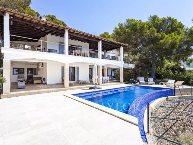 Villa de lujo en primera línea de Camp de Mar Andratx con acceso al mar