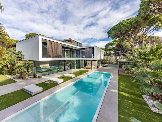 Villa de lujo en segunda línea de playa en Castelldefels: diseño, confort y exclusividad