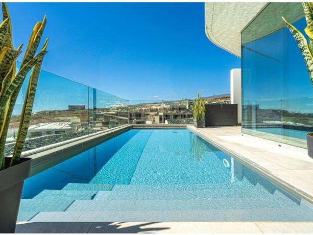 VILLA DE LUJO EN ZONA RESIDENCIAL ROKABELLA