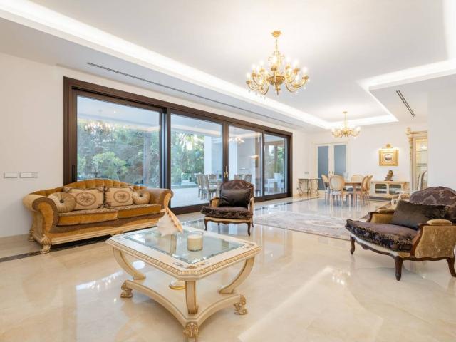 Villa de lujo junto al mar en Estepona, a solo 130 metros de la costa
