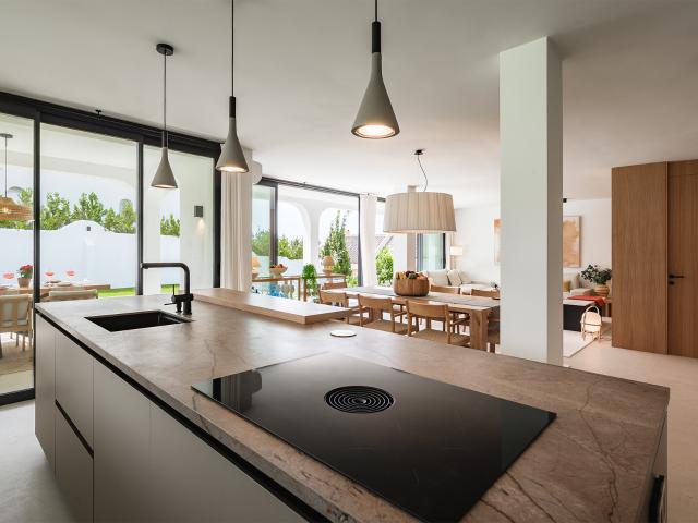 Villa de lujo reformada ubicada cerca de todo en Huerta del Prado, Marbella