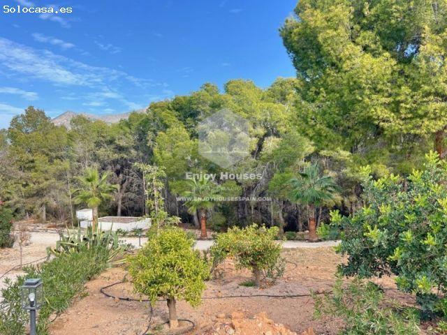 Villa de lujo totalmente renovada con vistas panorámicas al mar en una parcela