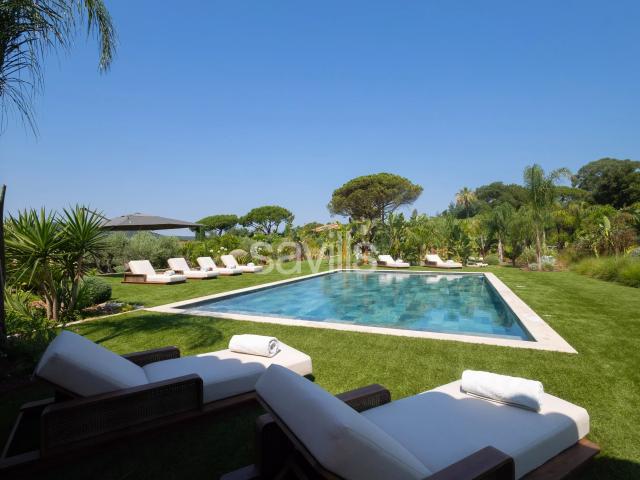 Villa de luxe à Saint Tropez avec parc paysager et esprit resort