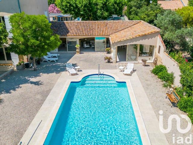 Villa de luxe de 10 pièces en vente Saint Saturnin lès Avignon, France