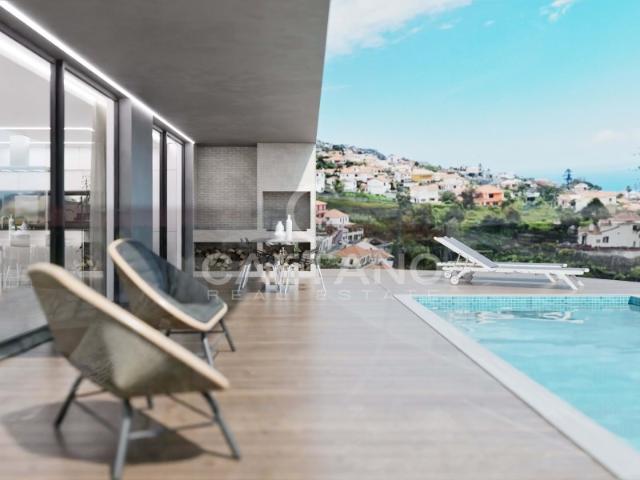 Villa de Luxo com Vista Deslumbrante para a Baía do Funchal O Epítome da Elegância e Conforto