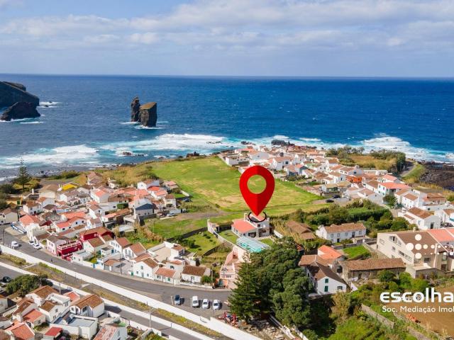 Villa de luxo com piscina coberta e vista para o mar