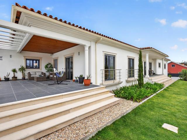 Villa de luxo de 3+2 quartos com piscina aquecida, anexo independente e garagem para 10 carros Ortigosa, Leiria