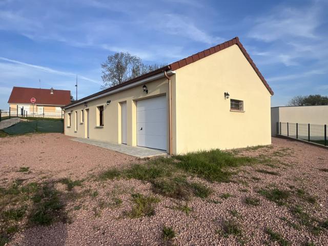 Villa de plain pied avec cour, jardin, verger proximité zone commerciale et échangeurs