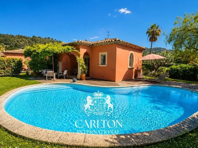 Villa de plain pied avec la vue sur le village de Saint Paul. 165m² Saint Paul de Vence