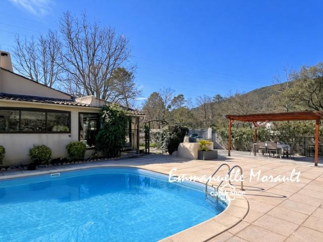 Villa de plain pied avec piscine à BAGNOLS EN FORET 83