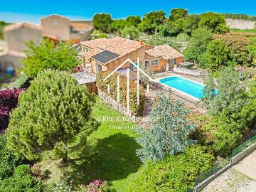Villa de plain pied avec piscine et jacuzzi, dans un environ. 183m² Meyrannes