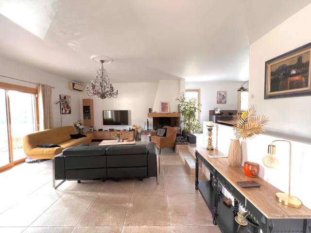 Villa de plain pied avec vue dégagée jardin méditerranéen, terrasses et grand garage