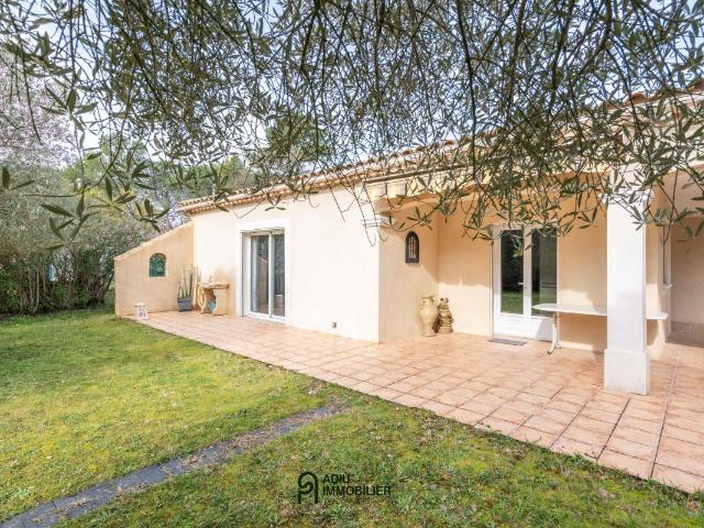 Villa de plain pied avec jardin sans vis à vis dans un environnement privilégié