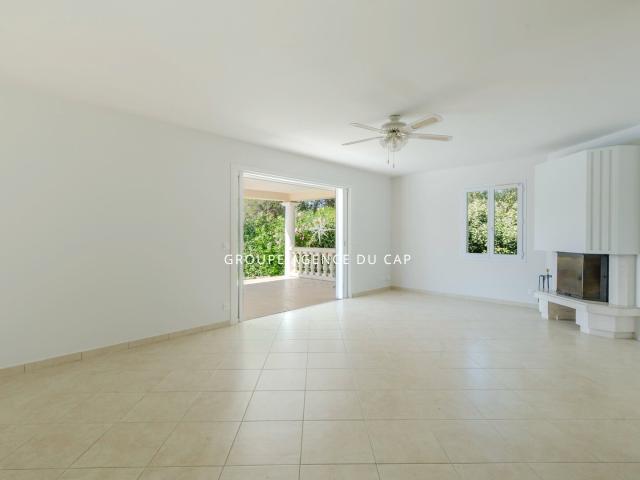 Villa de plain pied de type 6 pièces avec garage et piscine. 134m² Saint Raphaël