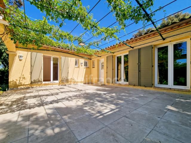 Villa de plain pied de 156m² avec 6 pièces + une dépendance Terrain arboré de 1400m² avec Piscine 34160