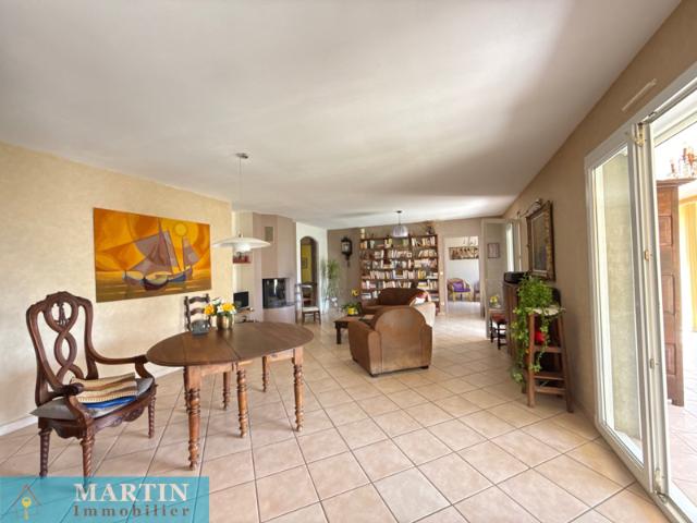 Villa de plain pied en 4 faces sur terrain de 2575m2