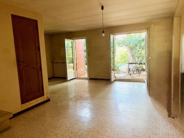 Villa de plain pied / Piscine / Garage sur parcelle de 596 m2