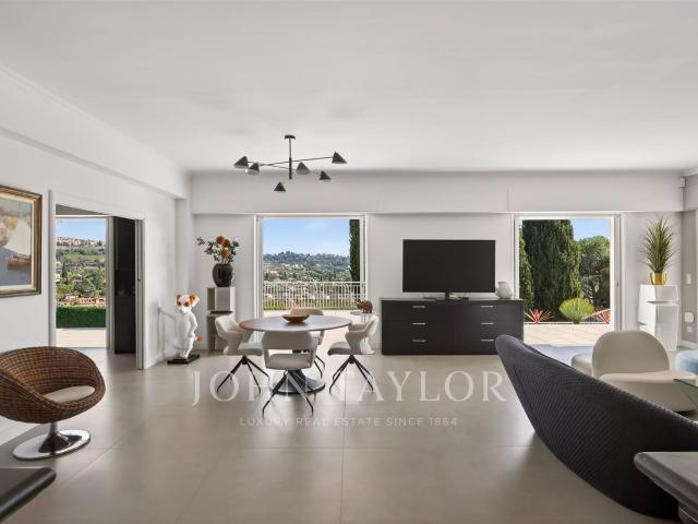 Villa de plain pied rénovée avec vue village et grand garage 188m² La Colle sur Loup