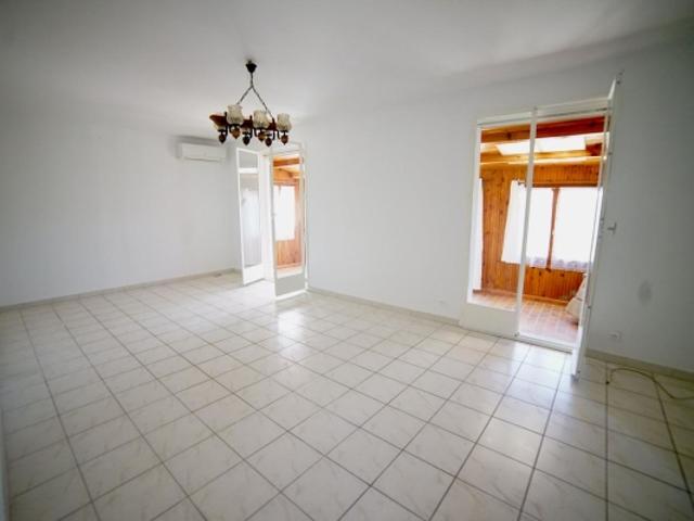Villa de plain pied sur 2800m2. Possibilité de détachement d'une parcelle constructible