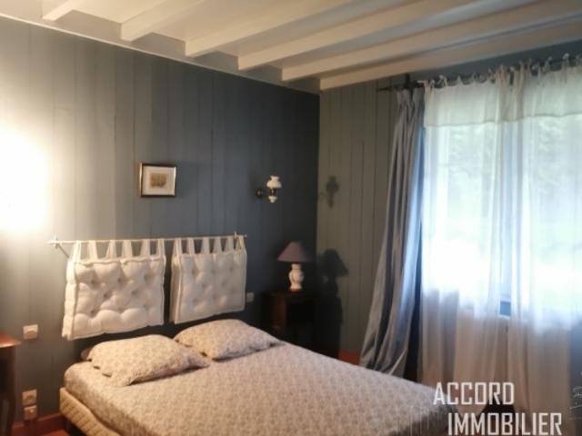 Villa de plain pied sur beau jardin arboré