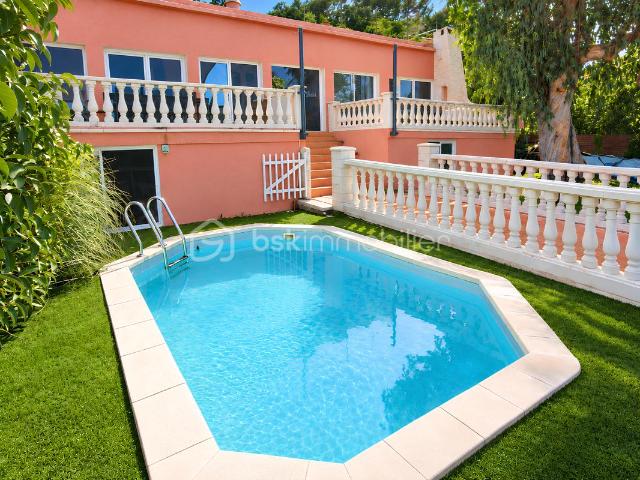 VILLA DE PLAIN PIED VUE MER – 167 m² – TERRASSES – PISCINE – ROOF TOP – À 50 MÈTRES DE LA MER – PROCHE PLAGES DES SABLETTES – 3 CHAMBRES + DÉPENDANCE – 527 000 €