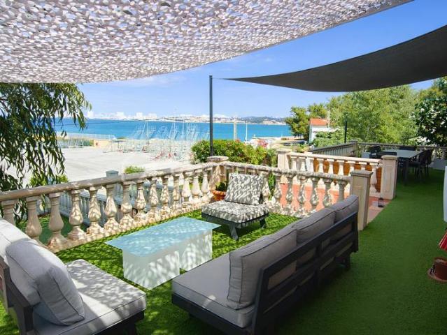 VILLA DE PLAIN PIED VUE MER – 167 m² – TERRASSES – PISCINE – ROOF TOP – À 50 MÈTRES DE LA MER – PROCHE PLAGES DES SABLETTES – 3 CHAMBRES + DÉPENDANCE – 599 000