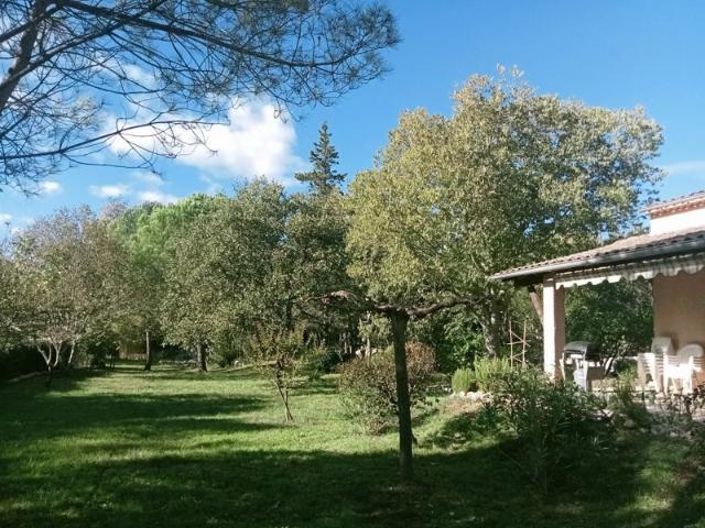 Villa de plain pied avec jardin clos et arboré