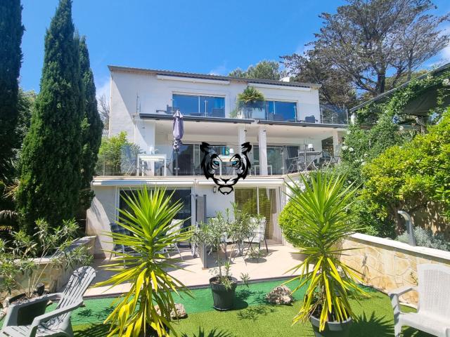 Villa De Prestige Avec Vue Mer Et Accès Direct À Une Plage P. 310m² Saint Aygulf