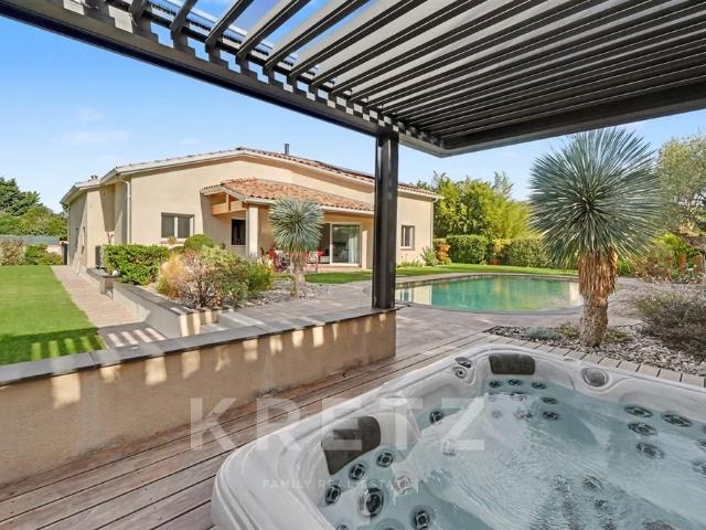 Villa de standing avec piscine et jacuzzi En bordure de la. 200m² Toulouse