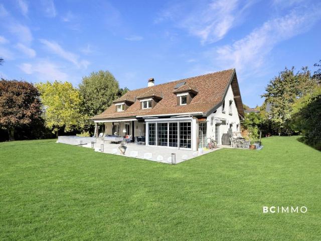 Villa de standing avec piscine intérieur