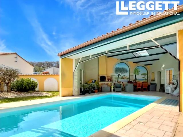Villa de style méditerranéen avec piscine à l’année, énergie solaire, excellent emplacement à Chantonnay