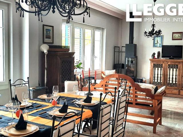 Villa d'époque T6 en pierre, indépendante, 2 sdb, avec jardin, parking privé et vue sur le village médiéval