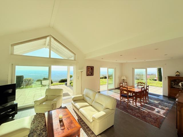 Villa d'exception aux volumes spectaculaires 160m2 3 chambres 240m2 de sous sol équipé Vue surplombante