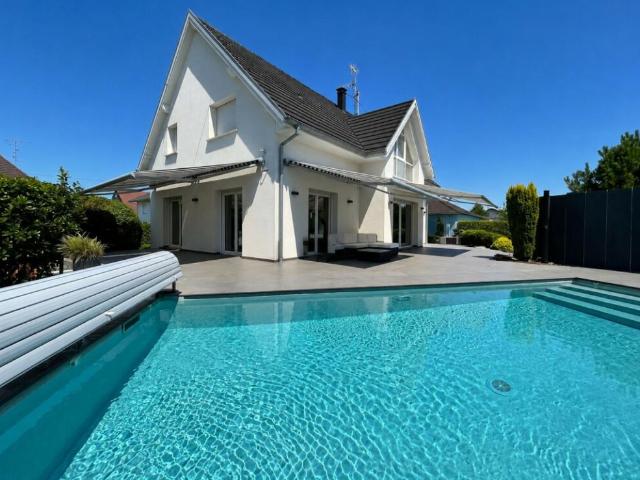 Villa d'exception avec piscine aux portes de Bâle, en France