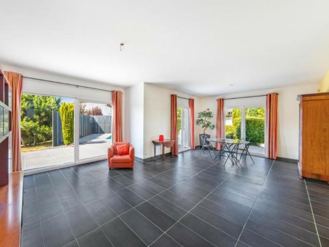 Villa d'exception avec piscine aux portes de Bâle, en France