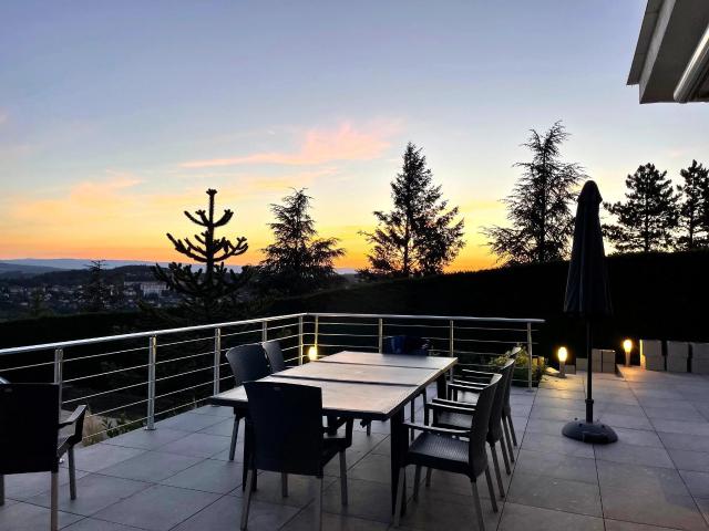 villa d'exception avec piscine et dépendances / saint genest lerpt golf