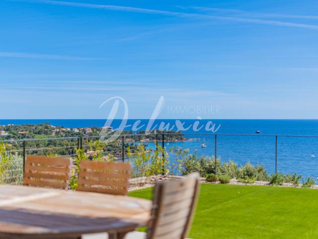 Villa d'exception avec vue mer dominante sur la baie d'Agay. 300m² Saint Raphaël