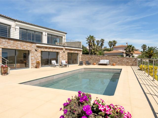 Villa d'Exception avec Vue Panoramique sur l'Étang de Thau 462m² Bouzigues