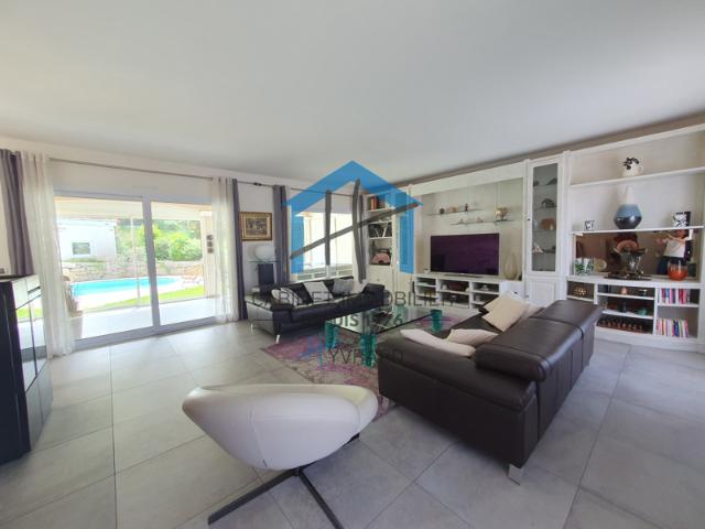 Villa d'exception de 230 m2 avec piscine et terrain de 1087