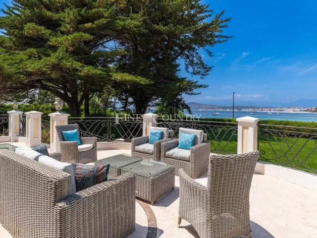Villa d'exception en front de mer côté ouest du Cap d'Antibes av