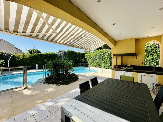 VILLA D'EXCEPTION PEROLS Villa de 225M2 avec PISCINE, GARAGE, CLIM, MATERIAUX PREMIUM COEUR DE VILLE