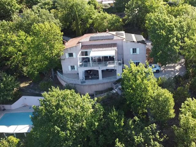 VILLA DEXCEPTION 320M2 AVEC UNE VUE PANORAMIQUE panneaux solaire avec ses batteries