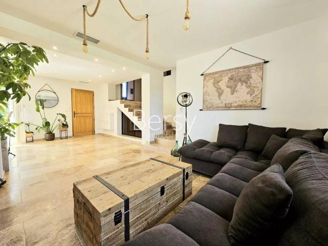 VILLA D'EXCEPTION 3CH JARDIN/PISCINE/GARAGE PERNES LES FON