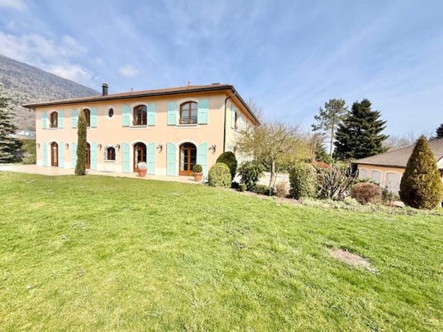 VILLA D'EXCEPTION 600 m2 habitables VUE JURA PISCINE C