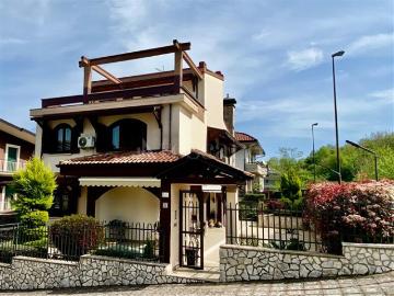 Villa di 450 mq a Pratola Serra