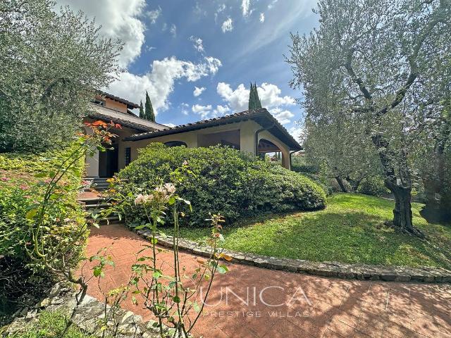Villa di 475 mq in vendita Prato, Toscana
