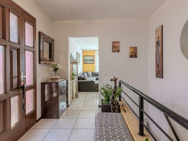 VILLA DI 6.5 LOCALI CON GIARDINO PIANEGGIANTE A CONTONE